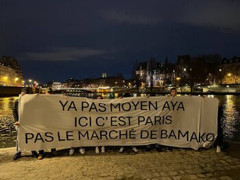 La pancarta racista en contra