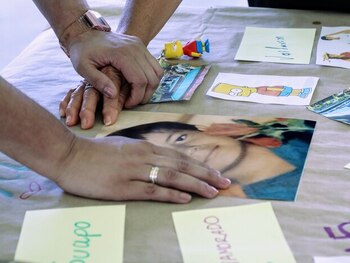 Las familias de las víctimas enfrentan barreras burocráticas y legales que las condenan a una constante incertidumbre - crédito Colprensa