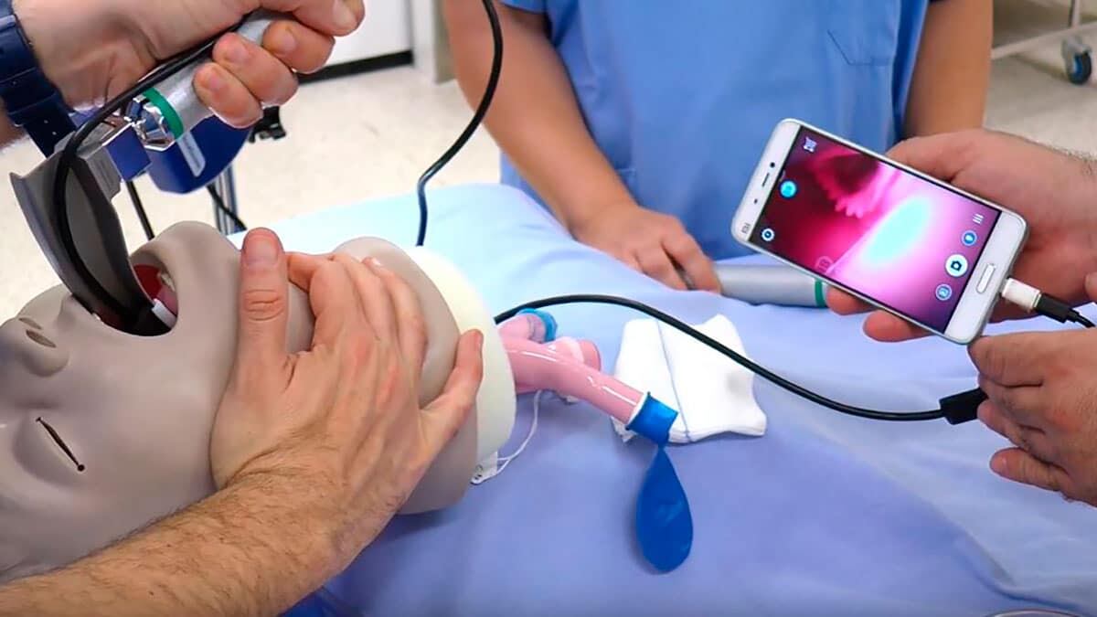 Imagen de referencia. El diseño del videolaringoscopio patentado también permite la conexión con dispositivos accesibles como teléfonos móviles y tabletas - crédito www.noticiasensalud.com