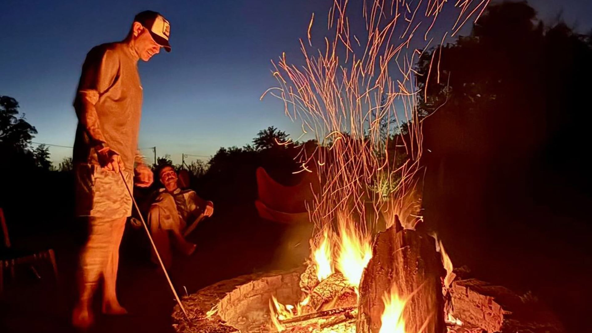 Al caer la noche, Mauro se encargó de atizar el fuego para su pareja y amigos