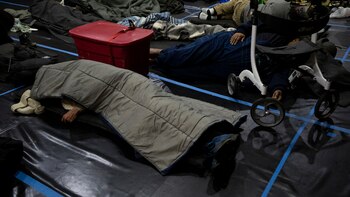 La gente descansa en Friendly