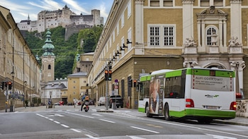 La forma más fácil de moverse por Salzburgo es caminando y si se necesita recorrer algunas distancias más largas, el transporte público. (TSG Tourismus Salzburg GmbH)