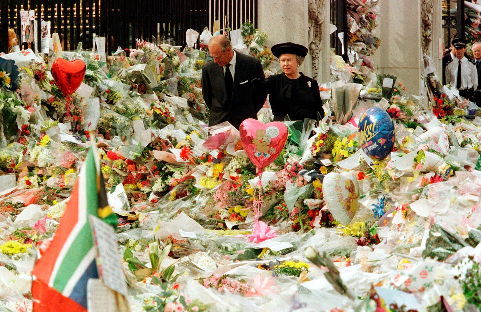 La reina Isabel II y el duque de Edimburgo mirando los tributos florales en las afueras de Buckingham Palace en memoria de la princesa de Gales, 5 de septiembre de 2007. (IMAGEN DE ARCHIVO).