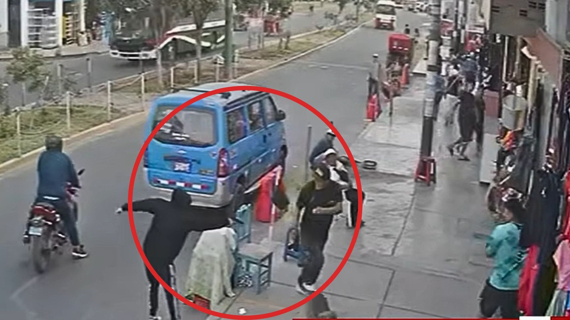 La imagen de vigilancia muestra un incidente en la calle que involucra a varias personas y una furgoneta azul detenida en la acera, capturando un momento de acción. (Panamericana)