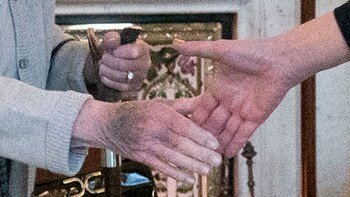 reina isabel Liz Truss mano
