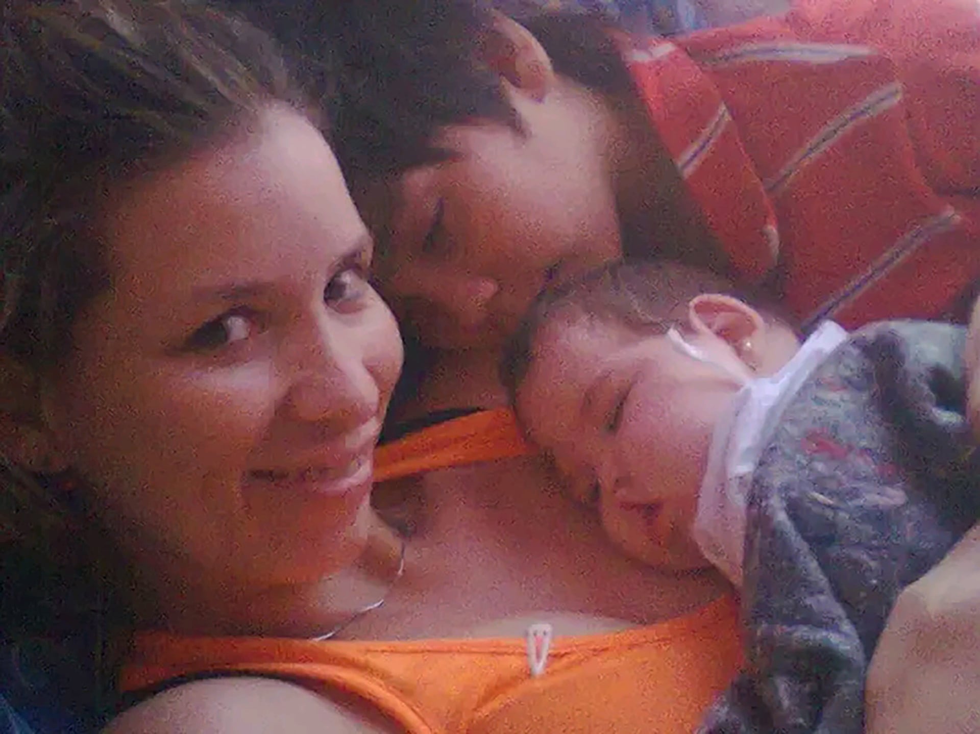 Analía es el único sostén de su familia y se gana la vida vendiendo zapatillas por Facebook