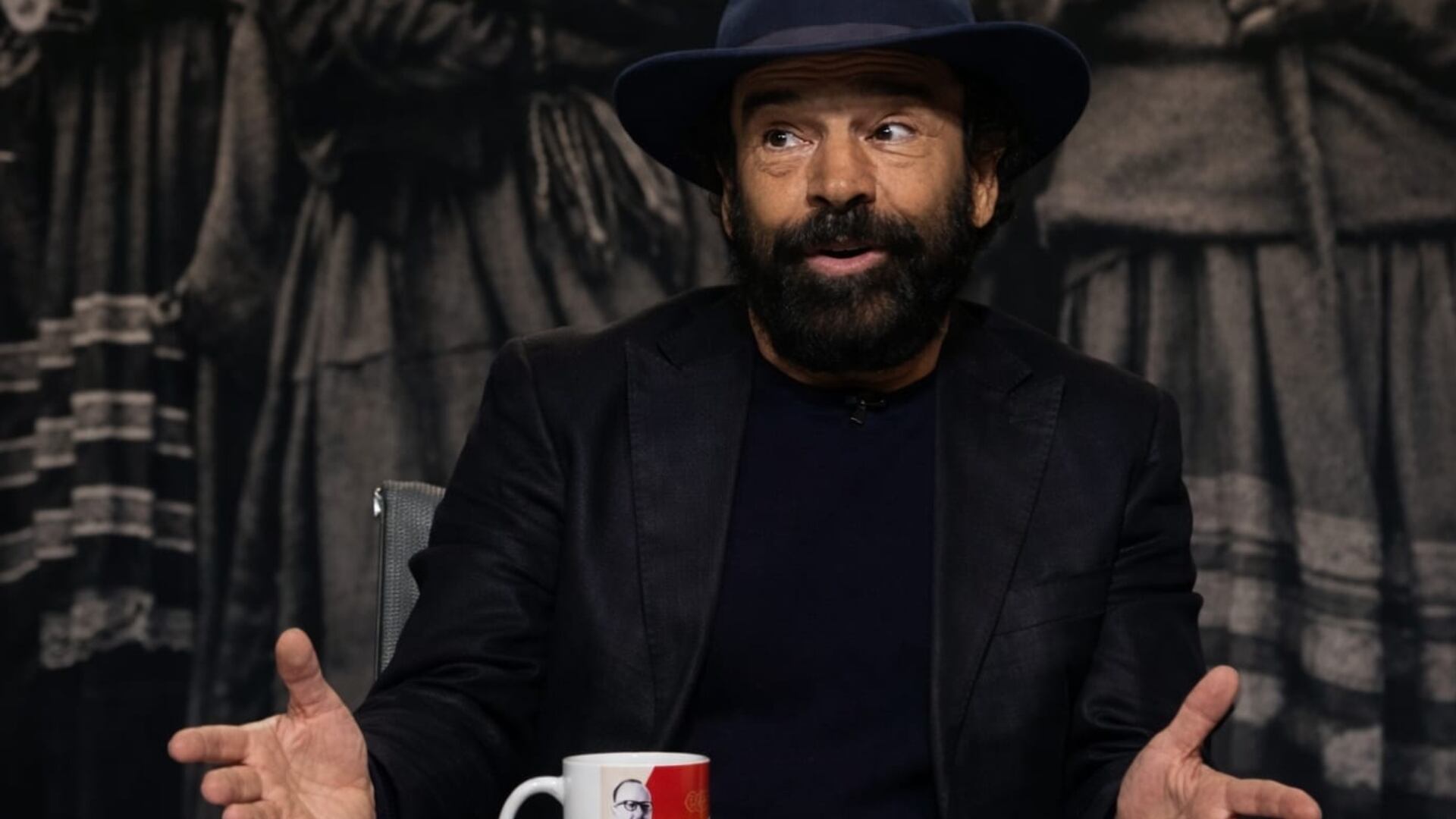 Actualmente, Damián Alcázar promociona la serie