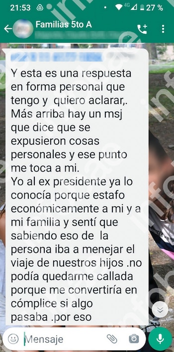 Captura de pantalla de un chat de WhatsApp. Un mensaje largo de texto en español es visible en el grupo 'Familias 5to A'. Íconos de aplicación