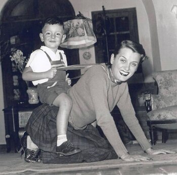 Pepe Cibrián jugando con su