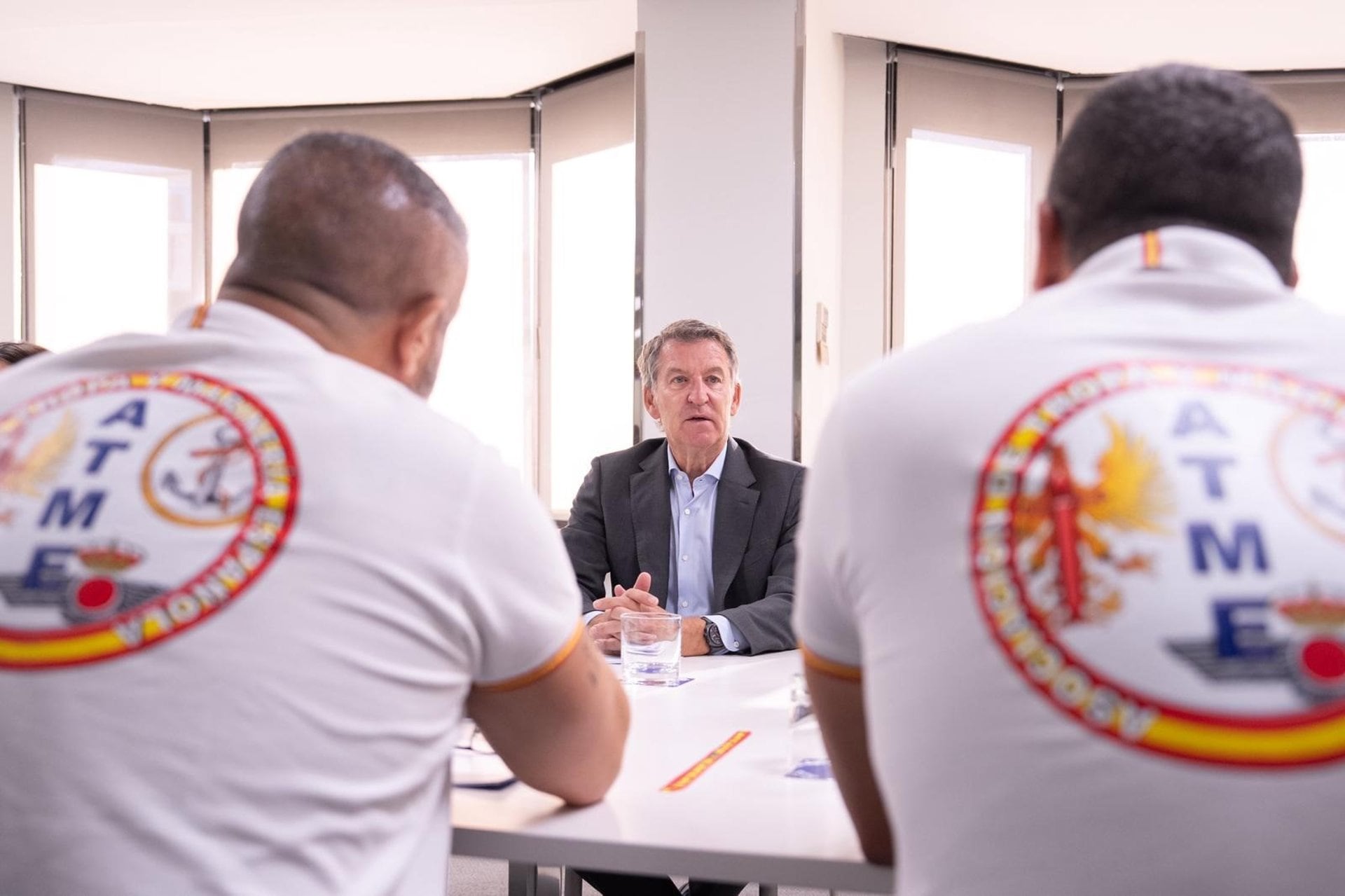 01/09/2026 Feijóo se reúne con una asociación de militares para apoyar su labor en Ceuta e insiste en que sean agentes de autoridad.
El presidente del PP, Alberto Núñez Feijóo, se ha reunido este martes con representantes de la Asociación de Tropa y Marinería Española (ATME) para conocer la situación de los militares desplegados en Ceuta y reafirmar la necesidad de que se les reconozca como agentes de autoridad y puedan realizar detenciones.
POLÍTICA
PP