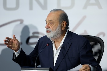 Carlos Slim, empresario mexicano y propietario de América Móvil, acordó la compra del 100 por ciento de Wow Perú. EFE/Sáshenka Gutiérrez