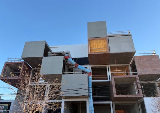 El edificio Jenga, que aún está en construcción, se ubica en un sector residencial privilegiado del sur de Puerto Madryn y a una cuadra y media del mar