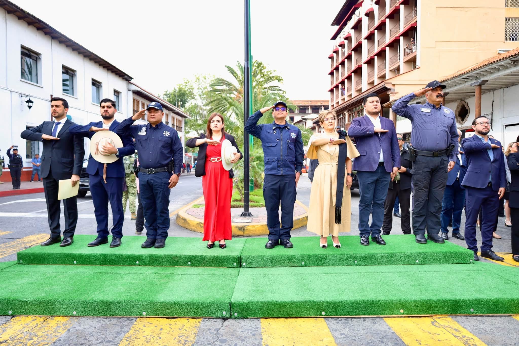 Uruapan volvió a reunirse en su plaza cívica tras doce meses sin la ceremonia, suspendida en 2025 por la muerte de un policía municipal. (Uruapan Gobierno Municipal)