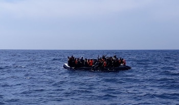 Migrantes rescatados de una patera en aguas del Estrecho de Gibraltar (Europa Press)