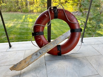 El aro salvavidas y un