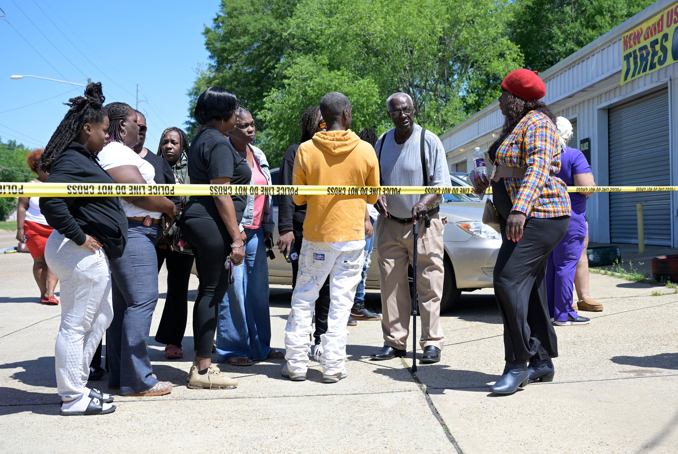 La gente se reúne en la esquina de Linwood Avenue y la calle 79, cerca del lugar donde se produjo un tiroteo masivo en Shreveport (Jill Pickett/AP)