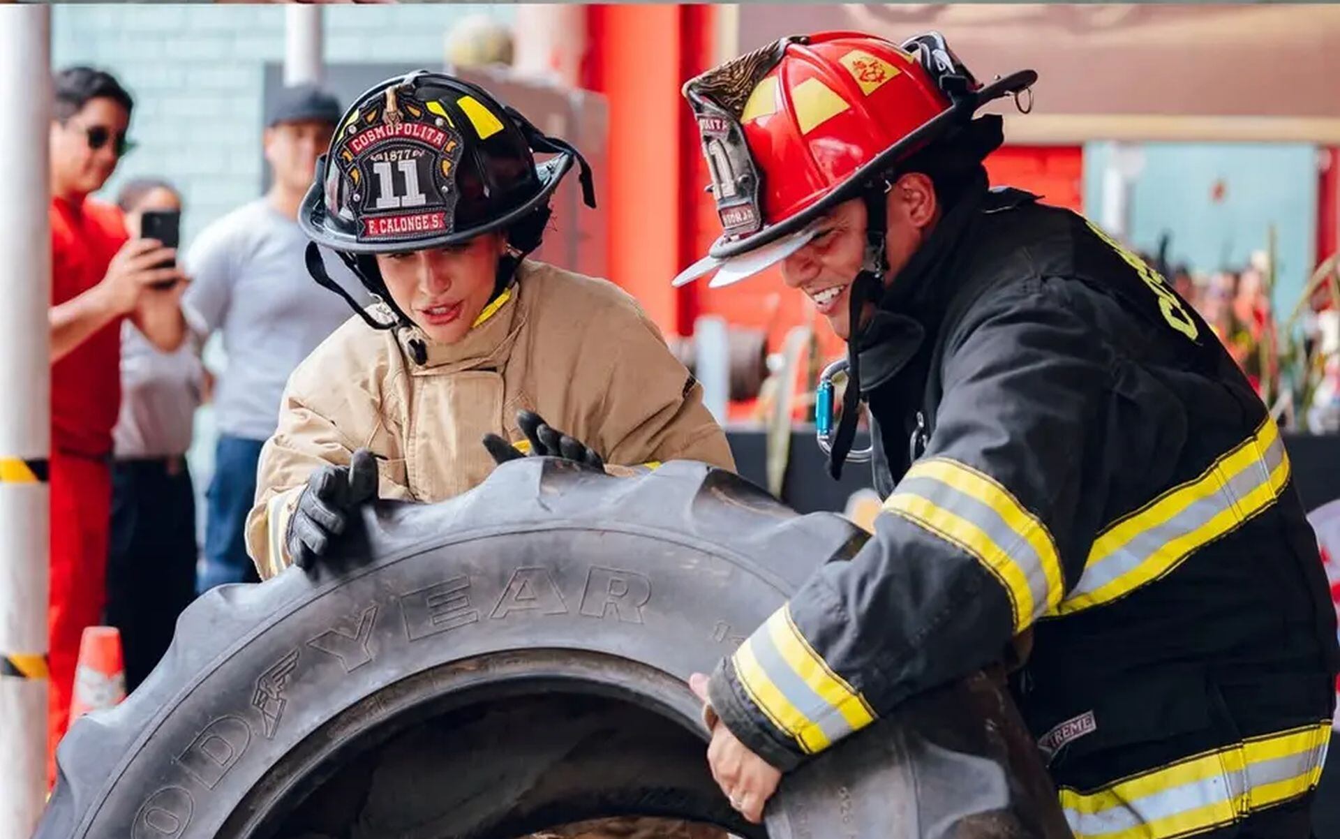 Flexiones, mangueras y descensos por el tubo formaron parte del reto que sorprendió a millones de seguidores. (Instagram / mariabecerra)