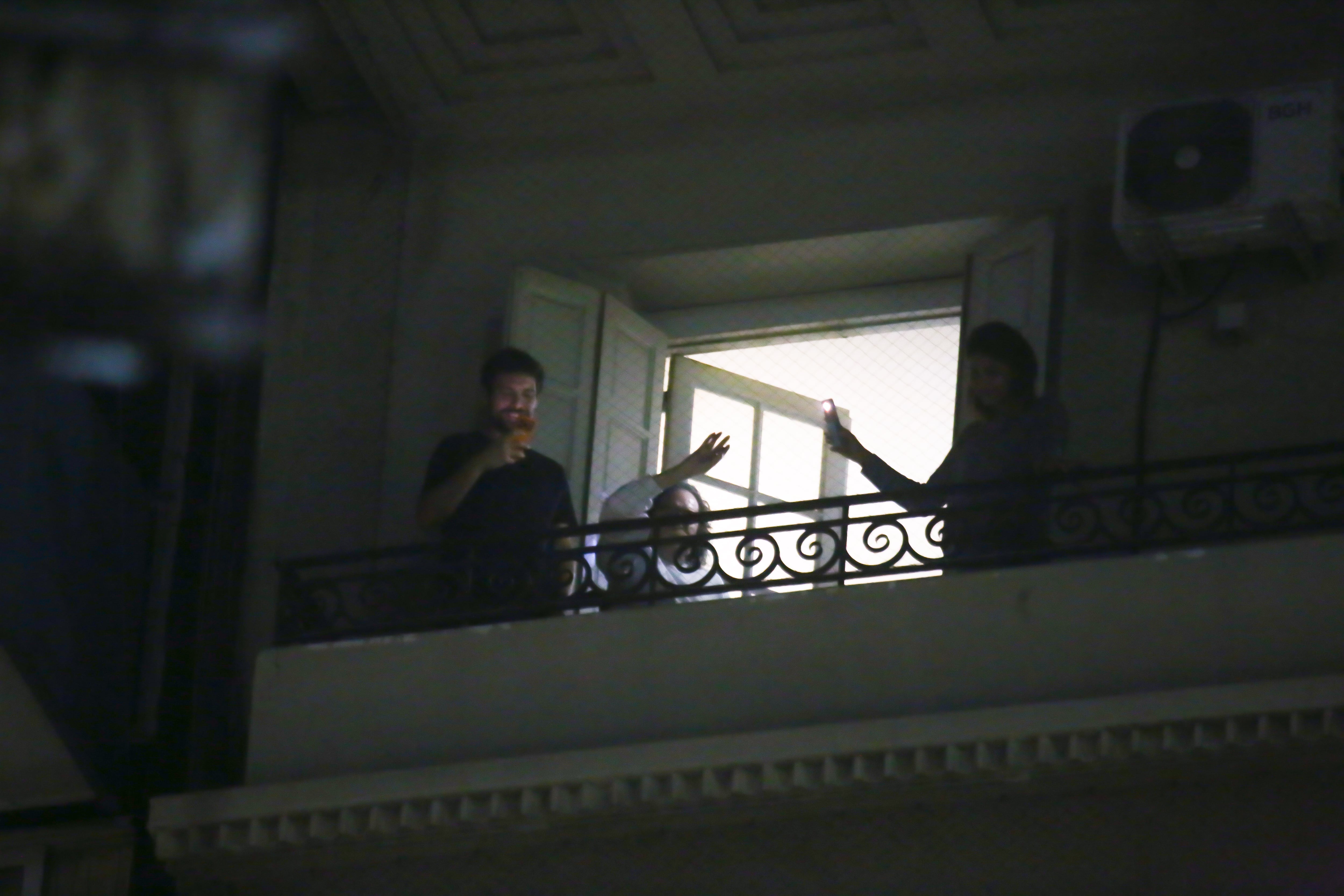 Fanáticos de Charly García se reunieron frente a su edificio para celebrar sus 75 años (Crédito: RSFOTOS)