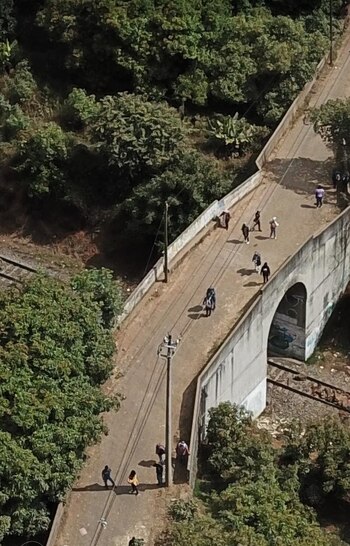 Los manifestantes lanzaron cohetes, palos