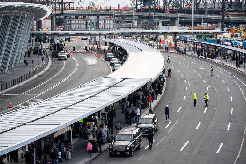 FOTO DE ARCHIVO-Gente llega a la terminal 4 del aeropuerto internacional JFK de Nueva York, Estados Unidos. 1 de enero de 2024. REUTERS/Eduardo Muñoz