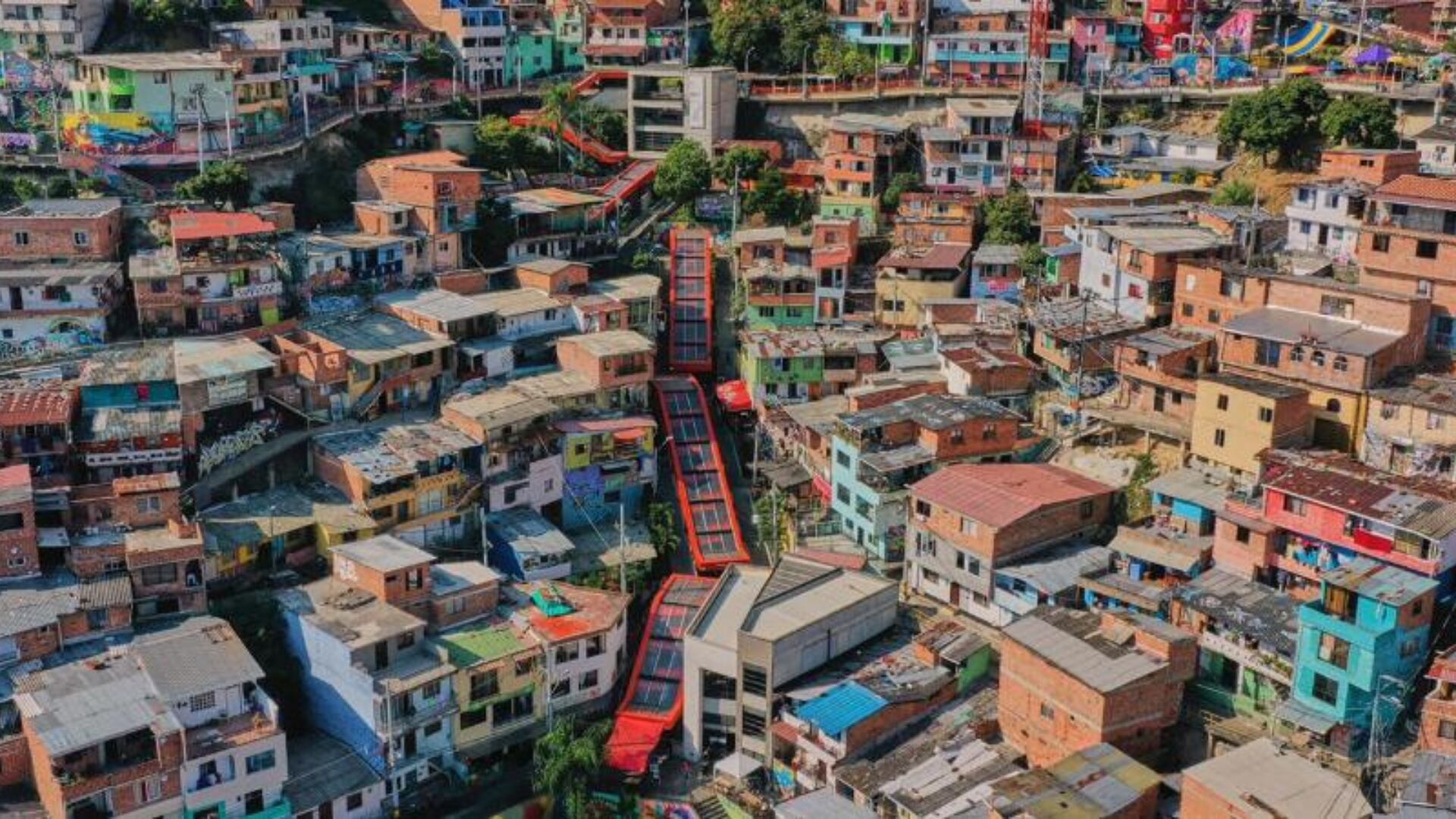 La Comuna 13 es uno de los atractivos turísticos más destacados de Colombia según varias plataformas de viajes - crédito Alcaldía de Medellín