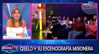 Pantalla dividida con Magaly Medina a la izquierda, Edson Dávila bailando y público a la derecha. Rótulo inferior con "Magaly TV" y texto "Giselo y su escenografía misionera"