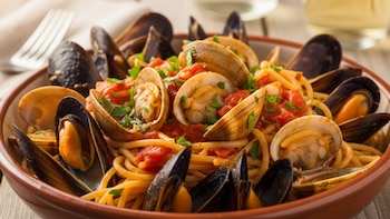 Receta de pasta marinera con mejillones y almejas: un plato rápido y fácil que versiona un clásico italiano