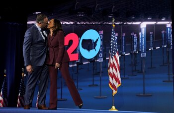 Kamala Harris besa a su