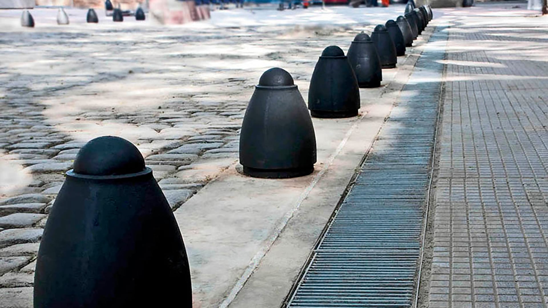 Las bolas de cemento en las veredas funcionan como bolardos y separan las áreas peatonales de los sectores destinados a los vehículos (BA)