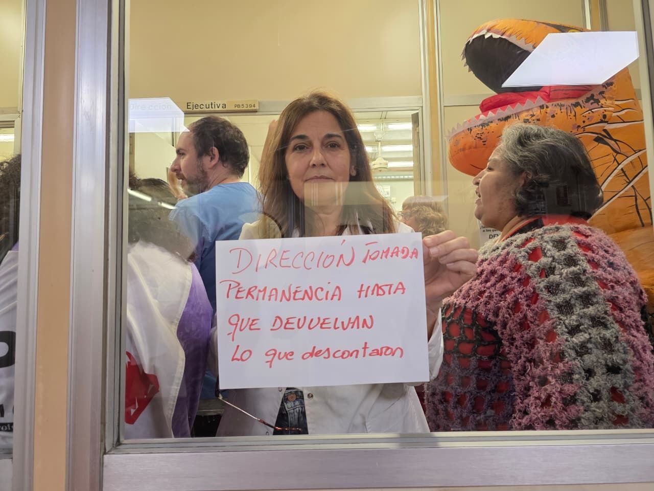 Norma Lezana, trabajadora del Hospital de Pediatría S.A.M.I.C. Prof. Dr. Juan P. Garrahan, sostiene un cartel durante la ocupación de la dirección en protesta por salarios descontados (sindicalista norma lezana)