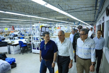 El presidente Nasry Asfura inspeccionó procesos productivos y dialogó con trabajadores y ejecutivos del parque industrial de El Progreso sobre capacidades y retos del sector.