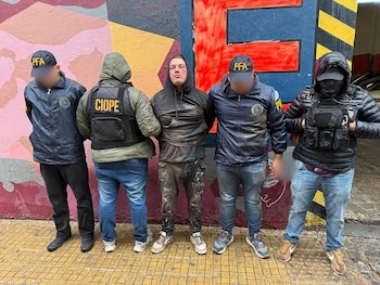 Díptico que muestra la detención de Andrés Acosta. A la izquierda, un oficial de CIOPE somete a una persona. A la derecha, Acosta esposado entre agentes, uno con gorra PFA