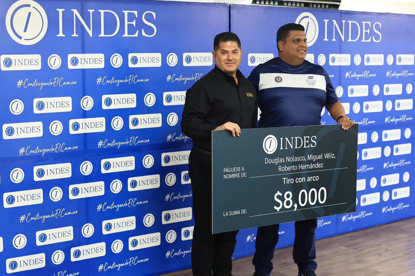 El equipo salvadoreño de tiro con arco compuesto ganó el oro en Santo Domingo 2026 y Roberto Hernández, Douglas Nolasco y Miguel Véliz recibieron 8,000 dólares por ese resultado./ (INDES)