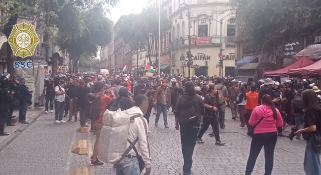 Tercera marcha contra la gentrificación sobre calle 5 de Mayo. Foto: x.com/@OVIALCDMX