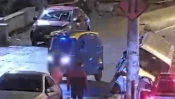 La huida de los delincuentes llegó a su fin cuando la miniván que utilizaban se despistó y se estrelló contra la berma central (Créditos: Captura de pantalla de América TV)