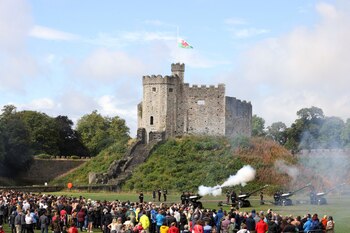 Gente observa los disparos en el castillo de Cardiff (REUTERS/Molly Darlington)