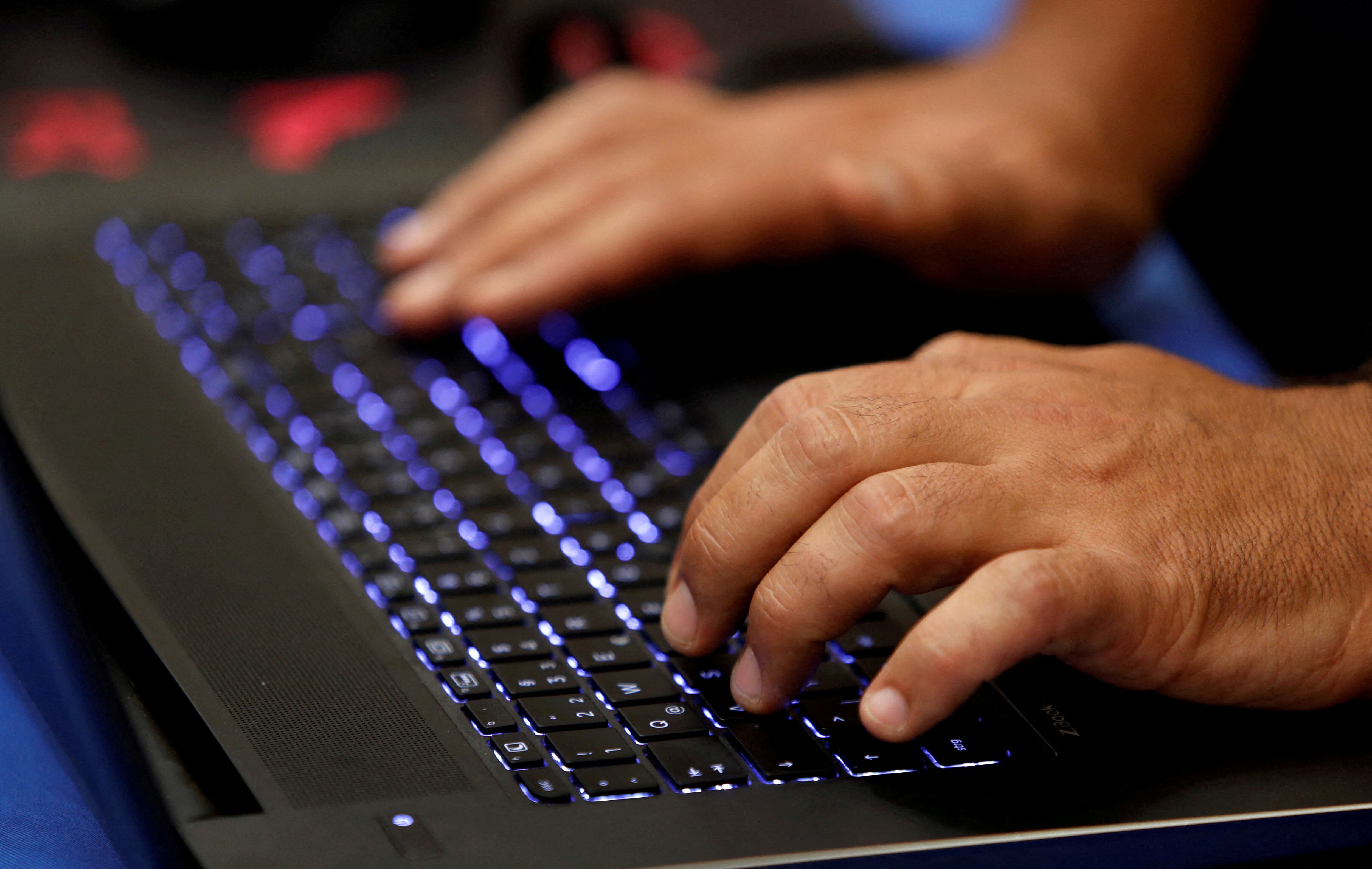 Un hombre escribe en un teclado durante la convención de hackers Def Con en Las Vegas (29 de julio de 2017). (REUTERS/Steve Marcus)
