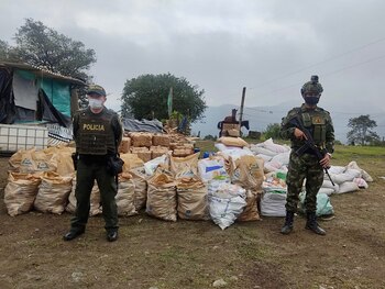 En el sitio fueron incautados 2.100 kilos de panela adulterada, 90 bultos de melaza, una caneca con Hidrosulfito de Sodio Foto: Twitter @CaldasAlcaldia