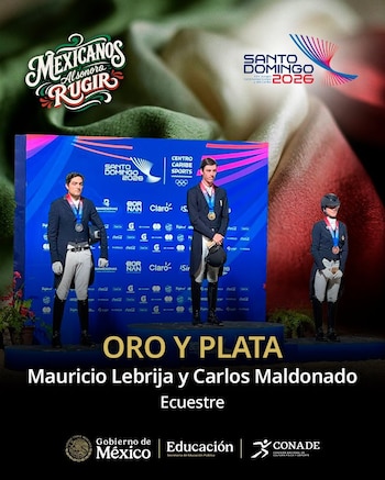 Dos jinetes con medallas de oro y plata en un podio con el logo de Santo Domingo 2026 y Centro Caribe Sports, junto a una figura con medalla de bronce