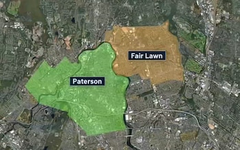 Mapa satelital con un área en verde identificada como Paterson y otra en naranja como Fair Lawn, mostrando un paisaje urbano y suburbano