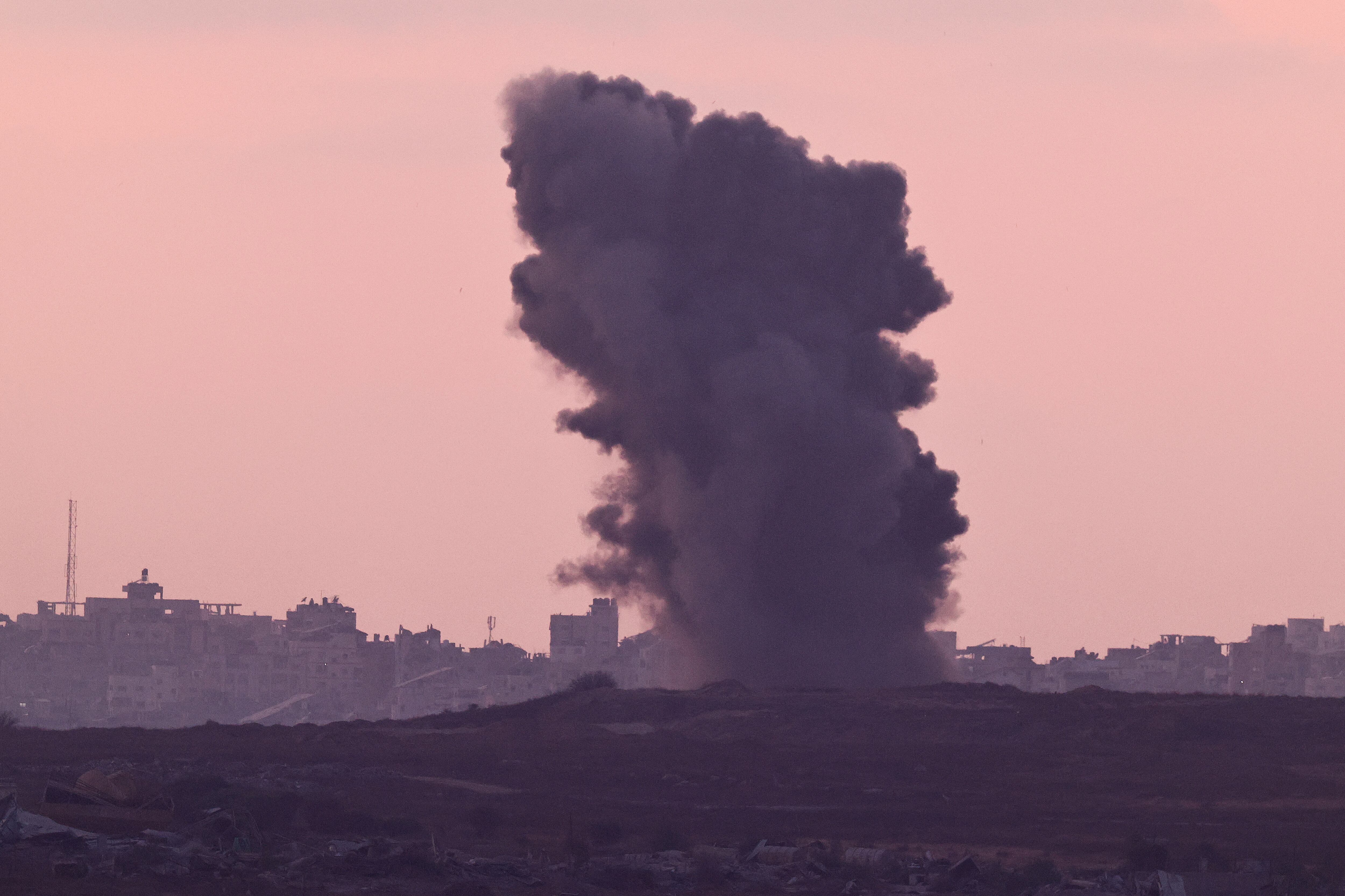 El humo se eleva desde Gaza después de una explosión, cerca de la frontera entre Israel y Gaza, como se ve desde Israel, el 25 de junio de 2025. REUTERS/Amir Cohen