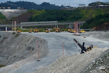 Aunque la mina permanece en fase de preservación y gestión segura desde la suspensión de sus operaciones tras el fallo de la Corte Suprema de Justicia en noviembre de 2023, la empresa reactivó recientemente el procesamiento del mineral de cobre que permanecía almacenado en las instalaciones. REUTERS/Enea Lebrun/File Photo