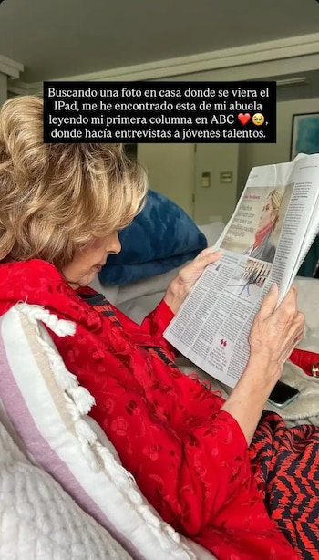 Alejandra Rubio tirou uma foto de sua avó, María Teresa Campos, lendo sua primeira coluna no jornal ABC (Instagram / @alecrubio)