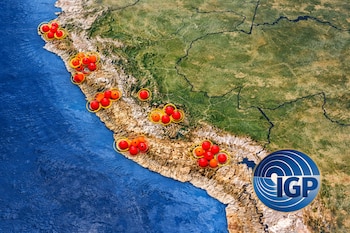 Mapa físico de Perú con la costa y montañas. Puntos rojos y naranjas indican epicentros sísmicos. El logo del IGP, un círculo azul, se ve abajo a la derecha.