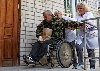 Personal médico asiste a un prisionero de guerra ucraniano a su regreso tras un intercambio de rehenes (REUTERS/Valentyn Ogirenko/Archivo)