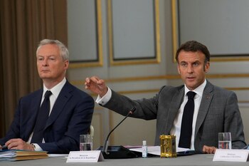 El presidente francés, Emmanuel Macron, habla junto al ministro de Economía, Bruno Le Maire, durante una reunión del gabinete, en el Palacio del Elíseo en París, Francia, 21 de julio de 2023. Christophe Ena/Pool vía REUTERS/Archivo
