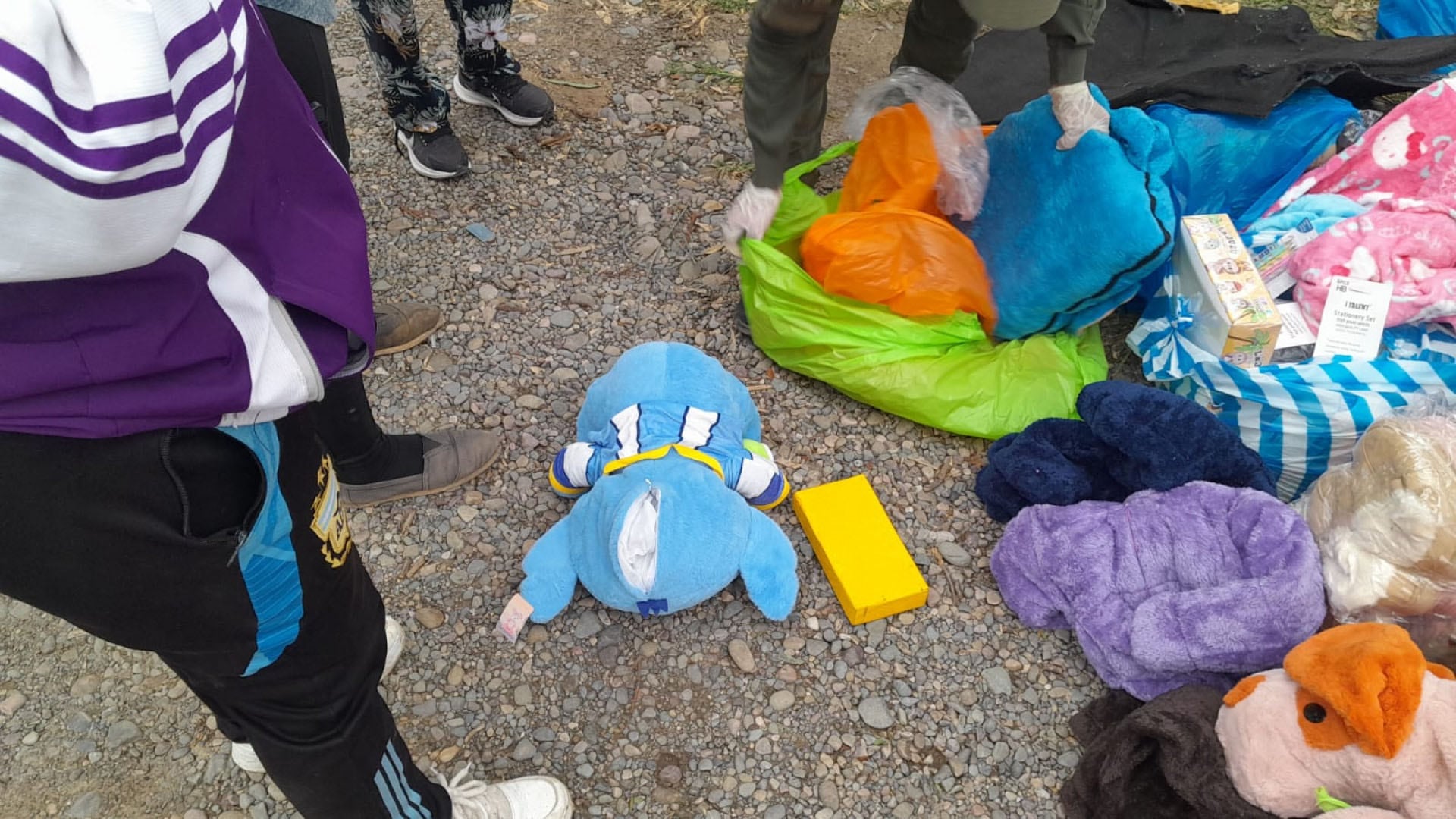 Agentes de seguridad inspeccionan objetos incautados, incluyendo un peluche modificado para ocultar un kilo de cocaína, durante un operativo en Salta. (argentina.gob.ar)