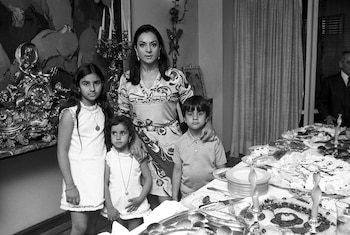 Lola Flores posa en 1968 con sus tres hijos, Lolita, Rosario y Antonio. / EFE Archivo