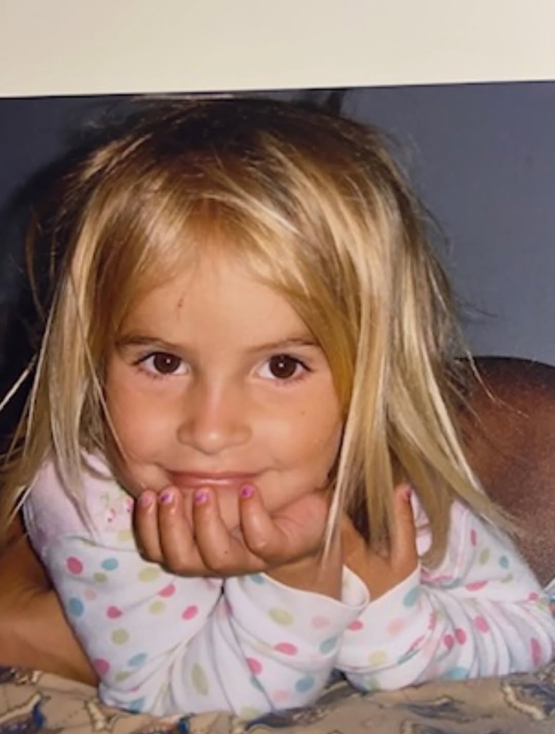 Una mirada pícara y tranquila, en los años más inocentes de su niñez