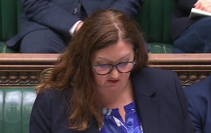 La ministra de Estado para el Desarrollo Internacional, Kirsty McNeill, durante una sesión en la Cámara de los Comunes